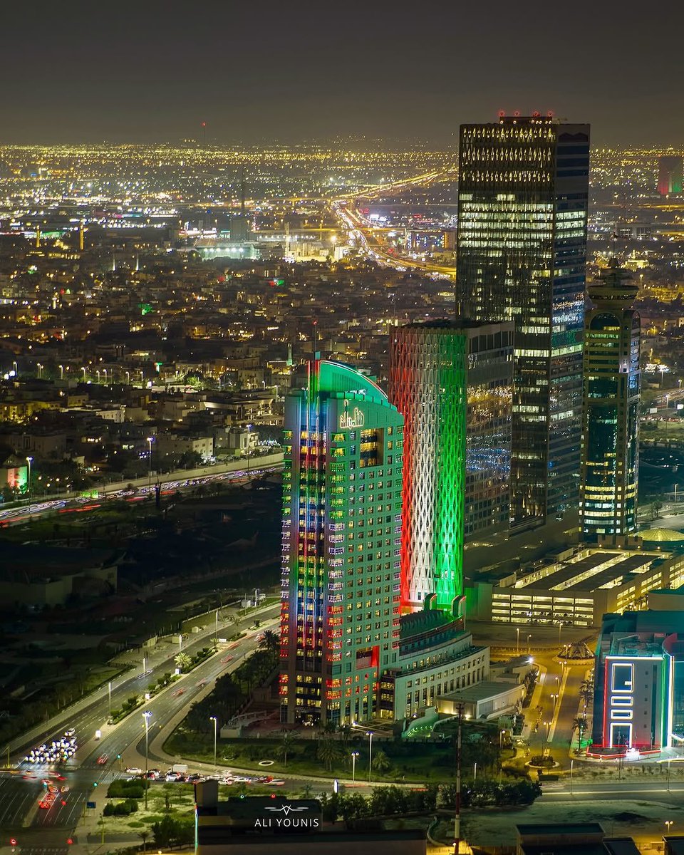 العيد يروي ويروي سناها يلثم منها المحيا …
غني الكويت وغني علاها ويومها الوطنيا …