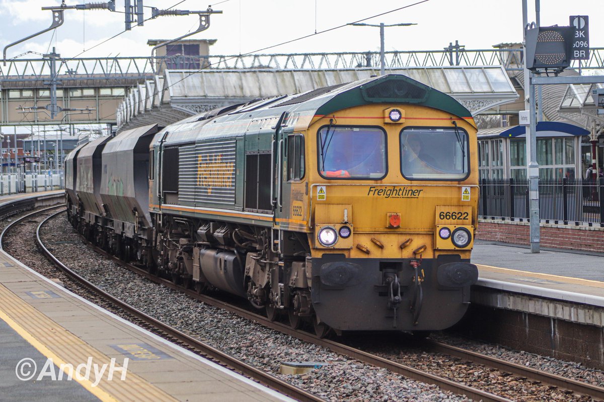 holtona72's tweet image. A Monday afternoon #ShedWatch from the Shire. @RailFreight 66622 heads north through Kettering with 6Z83 Wembley Receptions 1-7 to Mountsorrel Sidings. #Freightliner #Class66 #MML 24/2/25