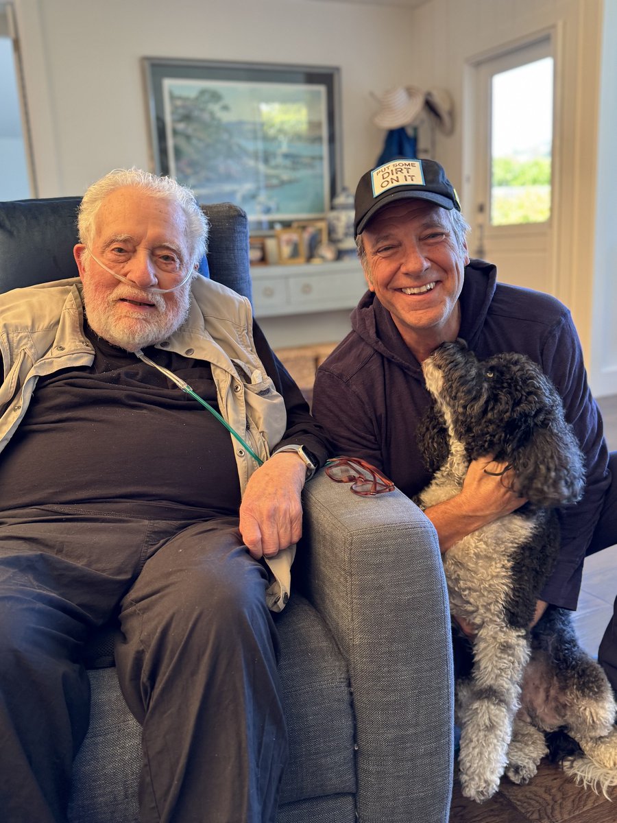 mikeroweworks's tweet image. Agent #9

A great man has died, who happened to be my friend. people.com/clint-hill-dea…

His name was Clint Hill, and if you knew of him, it’s probably because you’ve seen him on television. Clint was Agent #9—the now-famous Secret Service agent who chased down the convertible and…