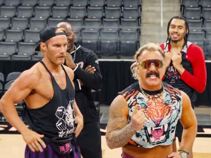The Winners Of The Weekend In College Hoops Were The Omaha Mavericks Who Have Now Incorporated Wrestlers To Their Pregame And Postgame Antics buff.ly/4ic1RgO