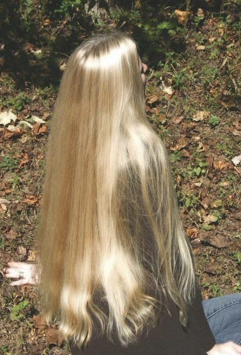 VitallyMelanie's tweet image. Fascia release for hair growth: part 2
(Works for encouraging beautiful skin as well)

Releasing the sternocleidomastoid (SCM), which is chronically tight in most people today, will encourage proper blood flow and lymph drainage by alleviating tension and restoring proper…