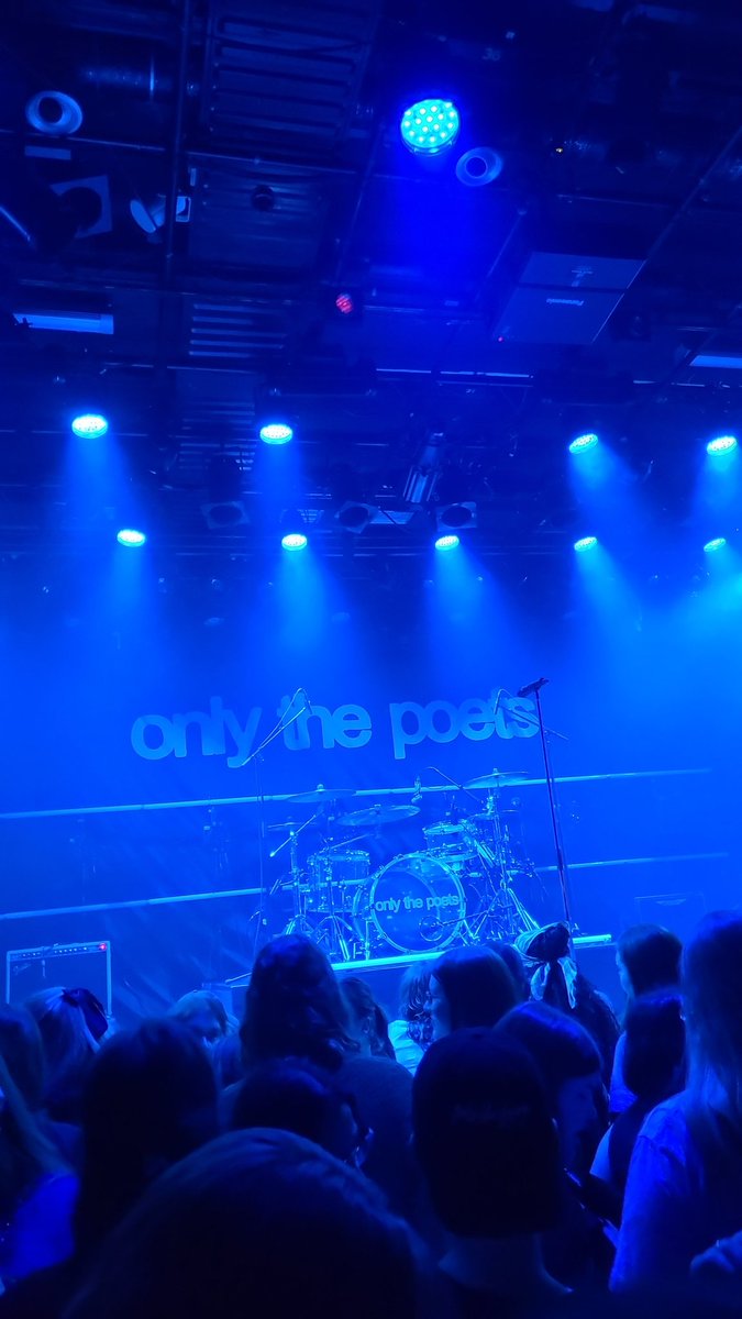 Rhode_97's tweet photo. Where are the pitbull songs in the pre concert playlist 😂 @onlythepoetsuk https://t.co/qowuRKBDDL