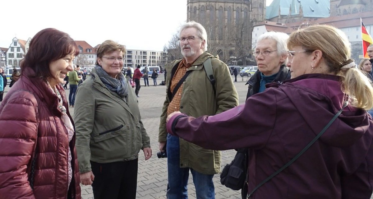 RechercheG_EF's tweet photo. Am Samstag huldigte die nationalbesoffene Kerntruppe der Bande ihren "Idolen" der neofaschistischen #NoAfD.
Das Erinnerungsvideo stammte diesmal von Matthias K. statt wie üblich von Daniela S.
Gitta(1.vl), Hagen(m), Elke(2.vr), Doris(1.vr)
(Bild: Sreenshot Freies TH)
#EF2402
⬇️ https://t.co/ZK6YrqfyCs