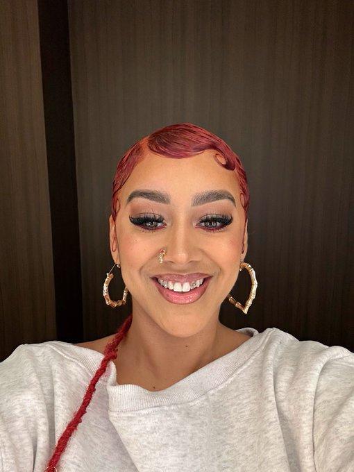 Happy Monday 🥰✨ https://t.co/ZFtsBsNxon