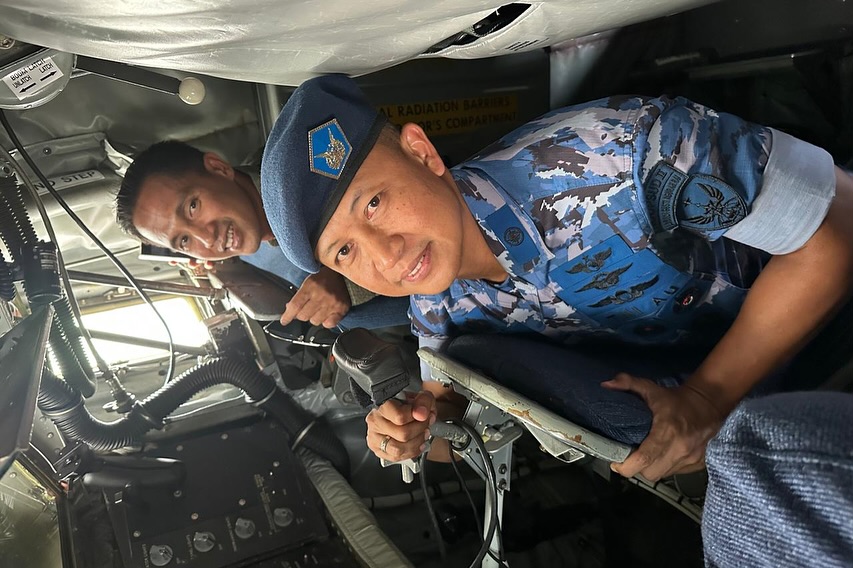 🇮🇩🇺🇸 Indonesian Air Force <a href="/_TNIAU/">TNI Angkatan Udara</a> personnel tour the Stratotanker at Ngurah Rai AFB in Bali

<a href="/HiAirGuard/">Hawaii Air National Guard</a> said 40+ F-16 sorties were carried out during the exercise with five new and 21 Indonesian F-16 pilots earning their air-refueling qualifications

nationalguard.mil/News/Article-V…