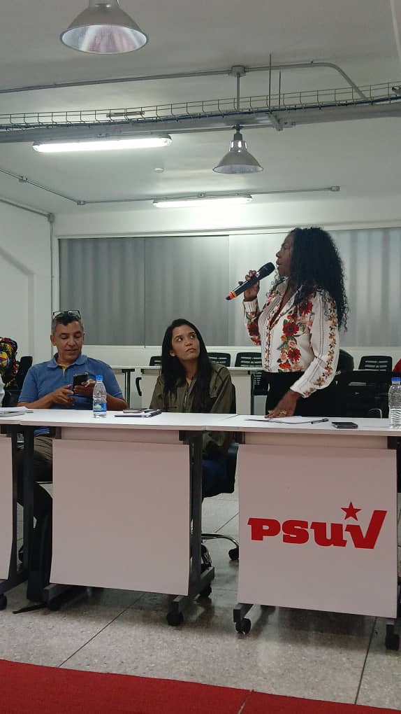 AfroPsuvMiranda's tweet photo. #24Feb @ndelgadoPSUV El EPR del PSUV Miranda sostiene reunión ordinaria para promover la participación protagónica de nuestro pueblo en los próximos procesos electorales, y en la gobernanza comunal y popular.

¡Nos organizamos para vencer! ❤️🇻🇪✌️

#Miranda #MásParticipación https://t.co/RpOzcmaaQF