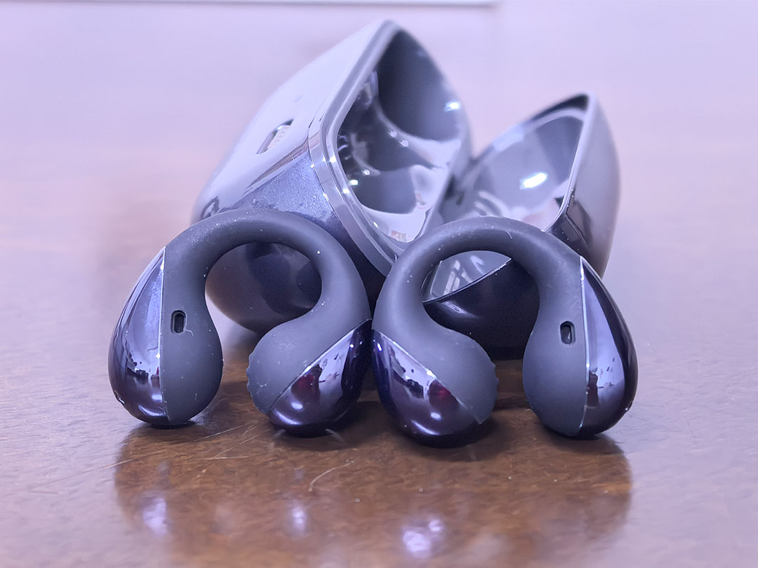 ReviewerCritic's tweet image. SOUNDPEATS PearlClipPro wireless earbuds offer comfort and style. They feature a soft silicone clip-on design, 12mm dual-magnet drivers, Bluetooth 5.4, #IPX5 water resistance, and up to 24 hours of playtime.

#SoundpeatsPearlClipPro #UAE #MiddleEast 

criticreviewer.com/review-of-soun…