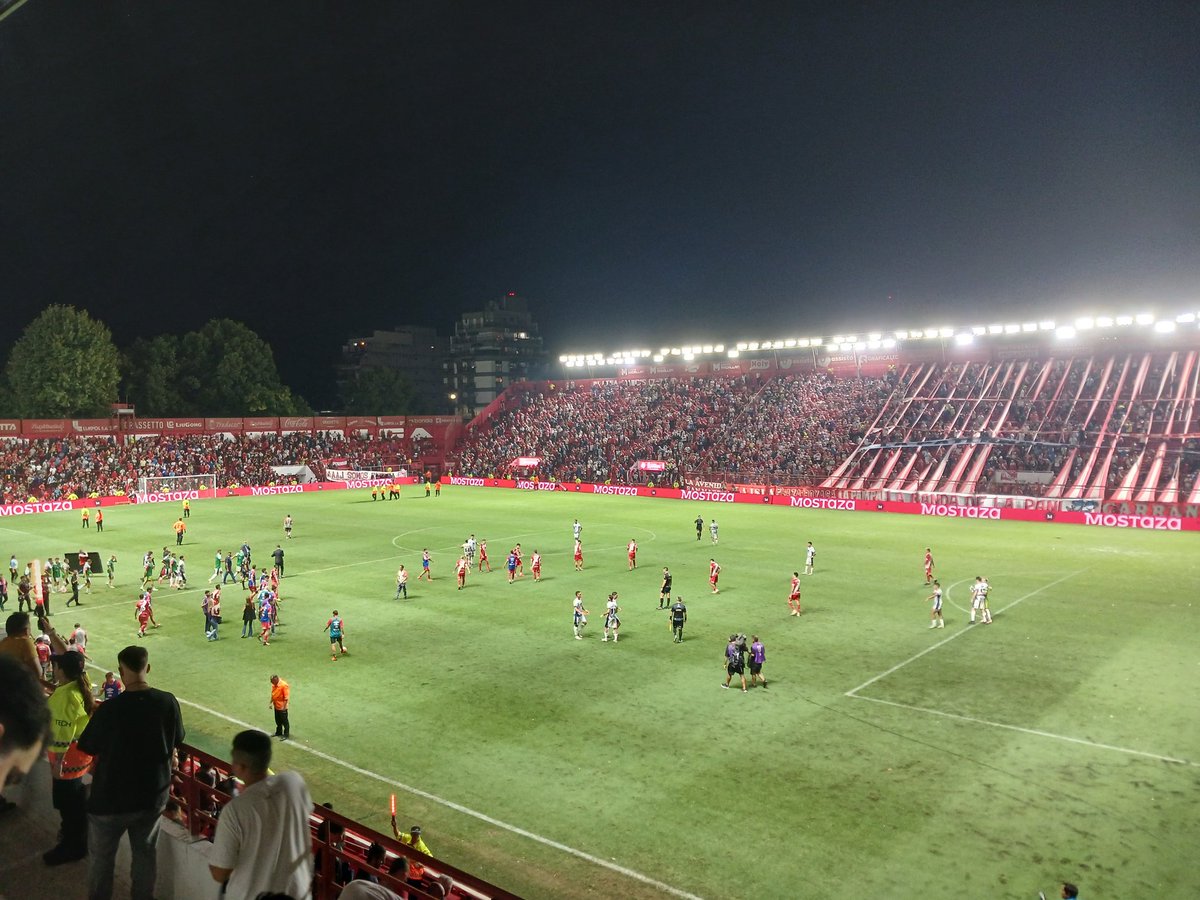 #TorneoApertura - Final en el estadio Diego Armando Maradona.

El Bicho y la Lepra mendocina no se sacaron ventaja e igualaron 0 a 0.

#Argentinos llegó a 15 pts, lidera la zona A con #Estudiantes.

#IndependienteRivadavia alcanzó los 9pts.

📸 <a href="/MarianoCongo/">Mariano Congo</a>