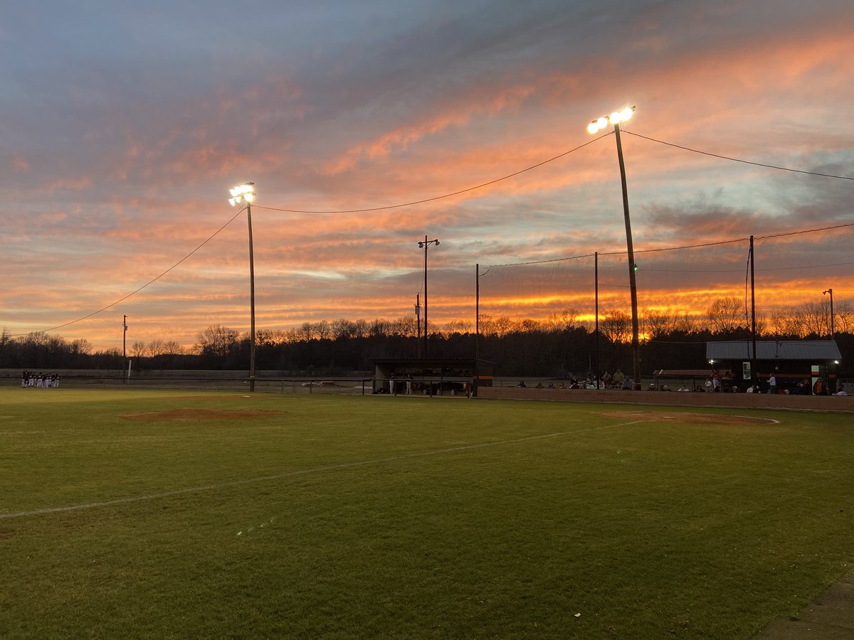 Great night for baseball. 

Wildcats (#CalhounCity) vs. Wildcats (Houlka) on deck. 

#CityPride