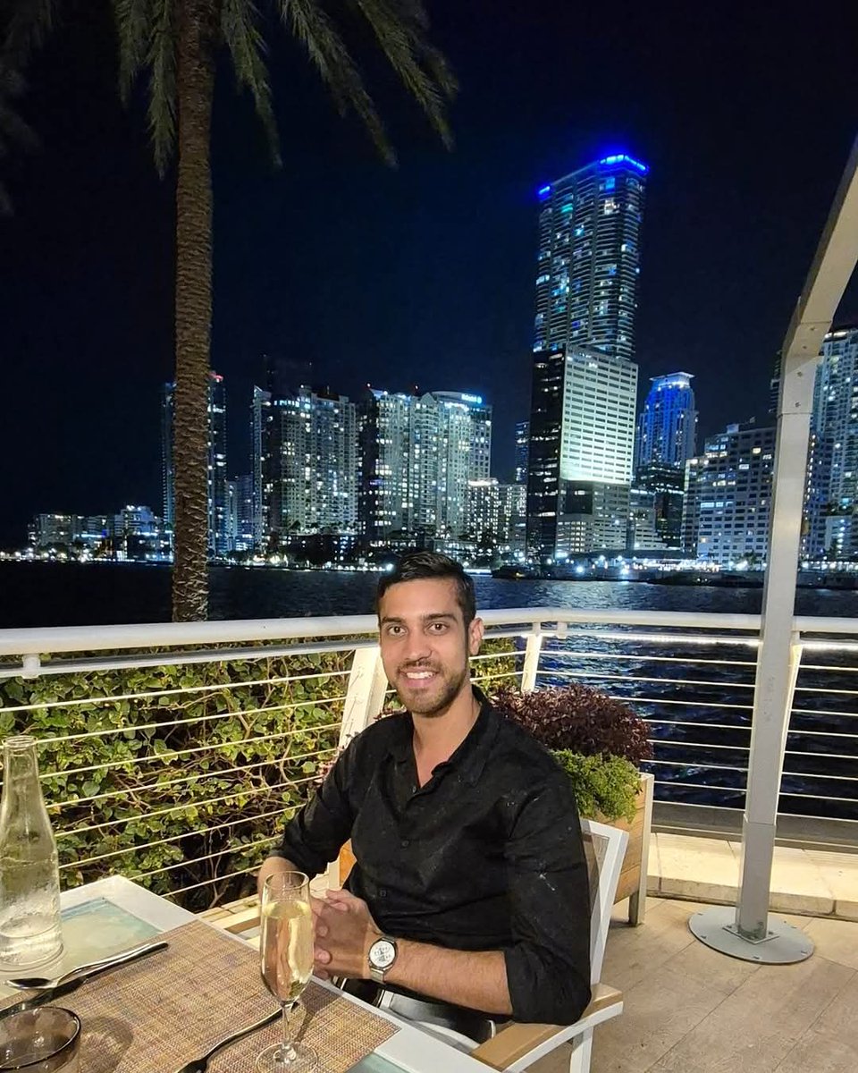 ygnacio_py's tweet image. Otra noche en Miami