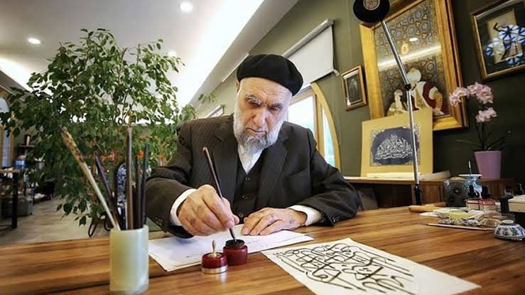 Kadim sanat geleneğimizi yaşatmaya ömrünü adayan, sanat eserlerini gönüllere nakşeden, hocaların hocası; Reîsü'l-Hattâtîn, Büyük Üstad Hasan Çelebi 

Mekanı Cennet olsun.