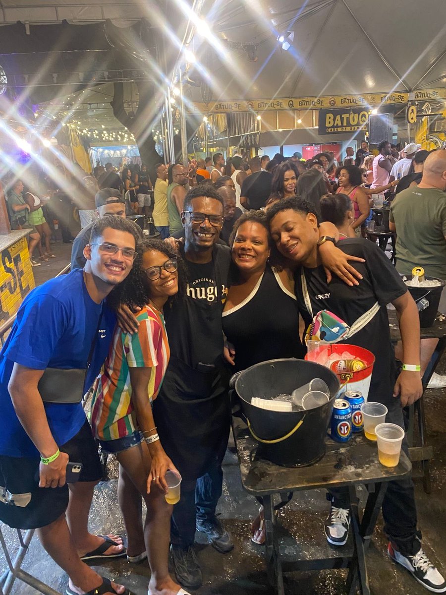 informafogo's tweet photo. Igor é trabalhador, batalhador e vítima de mais uma covardia no Rio de Janeiro.

O nosso amigo foi baleado após ser acusado de assaltar uma pessoa. Ninguém sabe quem efetuou o disparo, mas um policial relatou que a mulher que o acusou, estava visivelmente bêbada.

Igor perdeu o rim direito. Sua esposa (@marinaparteira ) atualizou e desmentiu que esteja em estado grave: conversou com ela após a cirurgia, está respirando bem e estável. 🙏
