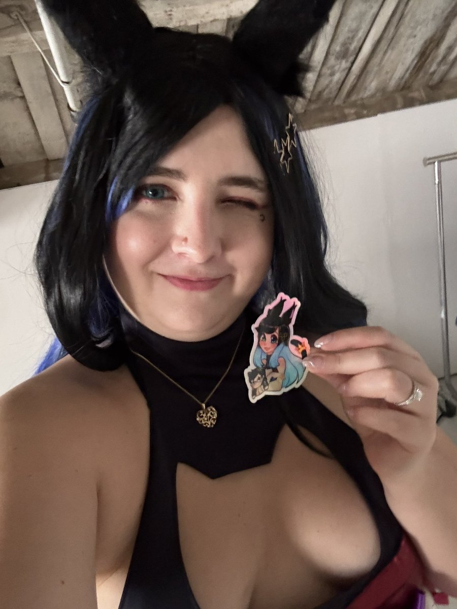 SashkinzTV's tweet photo. Did more photos of my Vtuber yesterday with @LXE_photo 🥰
#cosplay #cosplayer #photooftheday #cute #curvy #sashkinz #sashkinzcosplay #selfie #hamilton #badass #sassy #twitchstreamer #streamer #gamergirl #videogame #vtuber #vtubercosplay #cabbit #cabbitvtuber #lightstick #pokemon https://t.co/bO4Se6V584