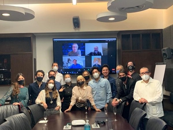 Ella sólo era una chica inocente que confió en las personas equivocadas

¿Querían saber quién sostiene las “cadenas” de DANNA? <a href="/UMusicMexico/">Universal Music México</a> 

Queremos  respuestas! 

NO apoyan su libertad creativa
NO promocionan su música
Hacen lo que se le da la gana

UNIVERSAL APOYA A DANNA