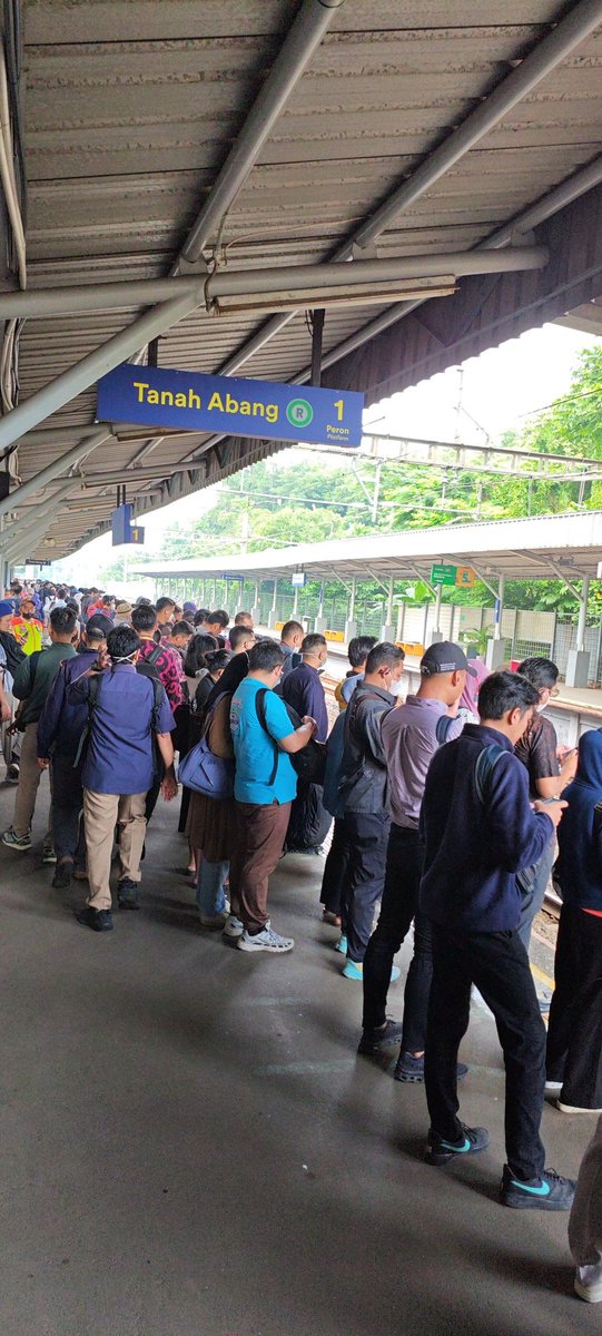 OverpaidSlacker's tweet photo. @dedamara @CommuterLine Bener. Tadinya tiap 10 menit ada kereta bahkan lebih cepet, sekarang bisa nunggu lama banget baru ada. Juramangu arah tanabang jam 7.26 kaya gini padahal biasanya cuma 1 jalur yg antri. https://t.co/LqNFaPZj3A