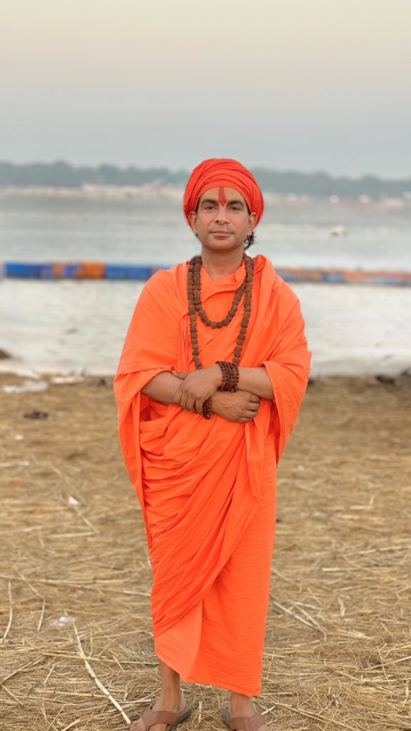 यह संपूर्ण सृष्टि परमेश्वर की चेतन सत्ता से व्याप्त है। जो कुछ भी इस चराचर जगत में विद्यमान है, वह उसी की अभिव्यक्ति है। इसलिए त्याग और संतोष का आलिंगन करो, लोभ और आसक्ति से स्वयं को मुक्त करो। यह भौतिक धन-सम्पत्ति किसकी है? इसे तो केवल परमात्मा ने हमें सेवा व साधना के लिए सौंपा