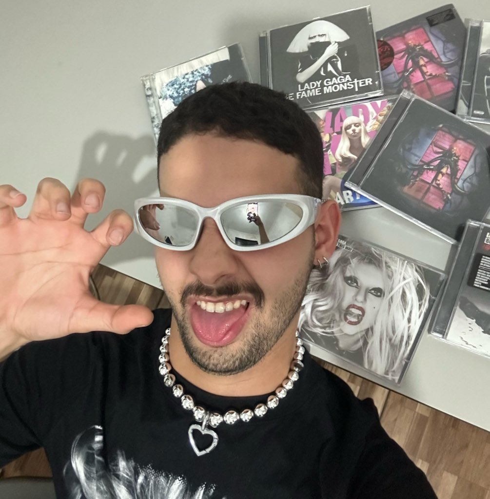 italovares's tweet photo. @santander_br Ei 
@santander_br
 ❤️
Nome: Ítalo vares 
Cidade: São Paulo

Sempre fui apaixonado por moda e encontrei  na Lady Gaga minha maior inspiração. A coragem dela de ser autêntica  me motivou a seguir meus sonhos e estudar moda em São Paulo.
#SantanderComAMother https://t.co/zYAlpYIu7H