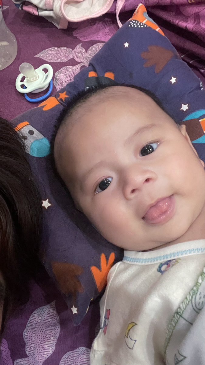 Sufryansyah's tweet photo. punya bayi jam segini bukannya tidur malah ngajak main 👶🏻🫶🏻 https://t.co/2Vxbqxyqli