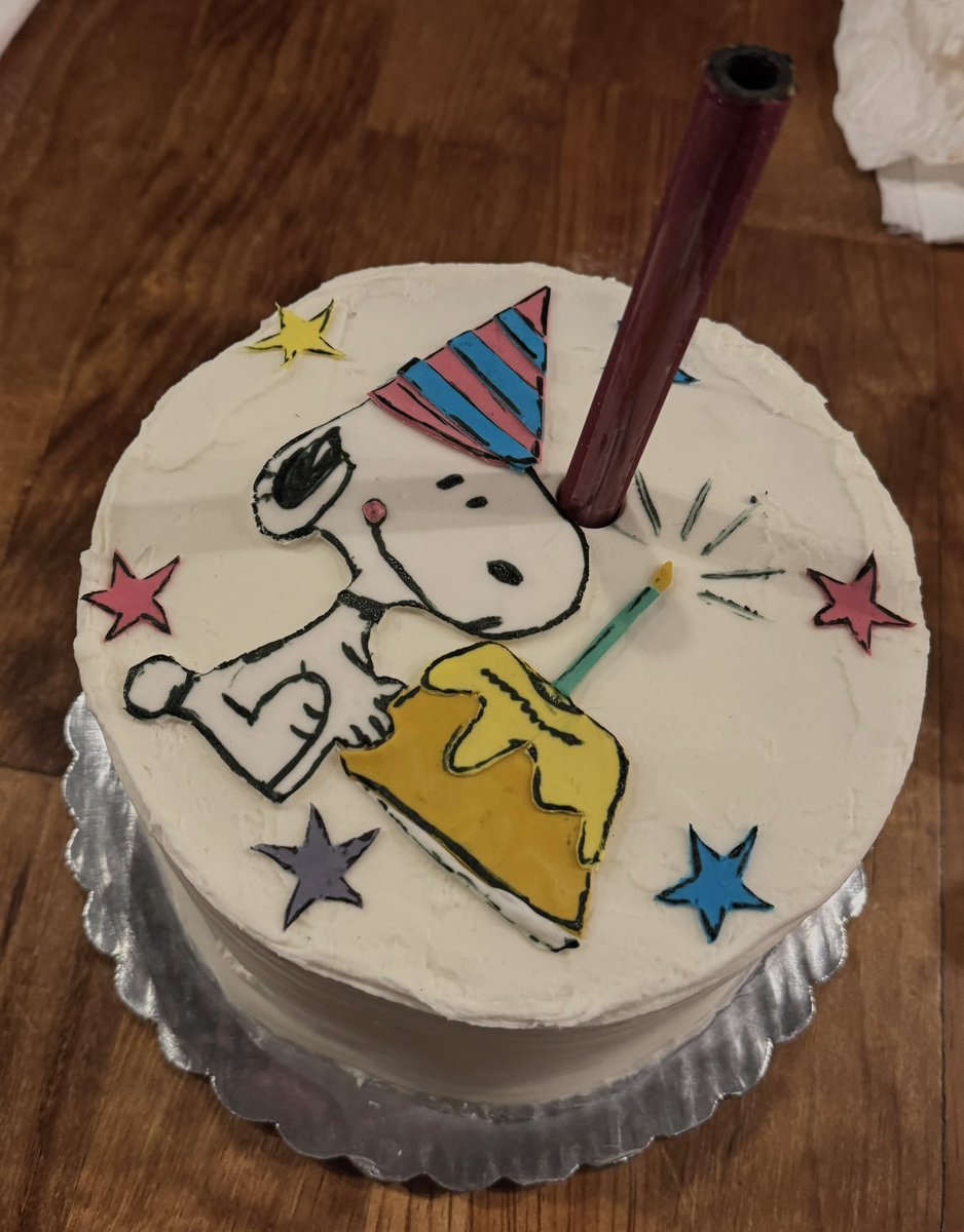rip teenage years pero con pastel de snoopy