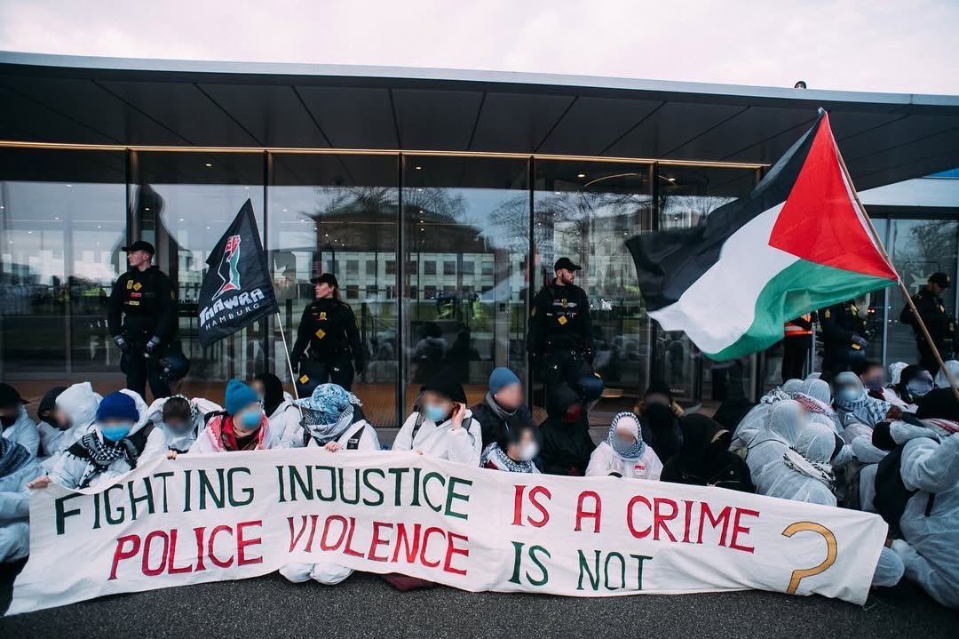 BREAKING

Today in Copenhagen 800 people from all over Europe shut down the main Maersk HQ for the day as part of the CRAC Camp under the Mask Off Maersk slogan “Cut Ties from Genocide”. 

Police were outnumbered but quite brutal to those participating in the action. The crowd