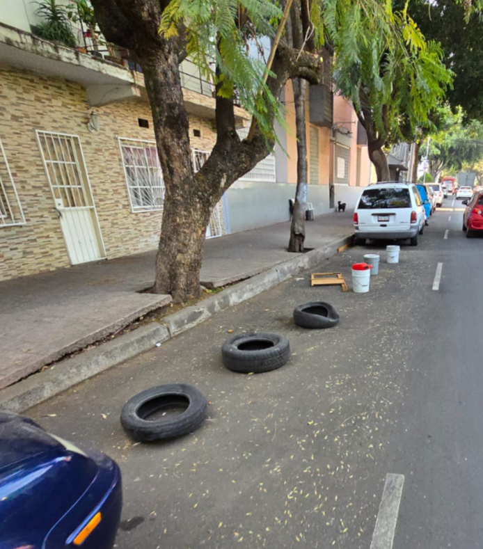 colanahuac_cdmx's tweet photo. Buenas tardes @MHcesac los vecinos gandallas de Lago mayor 194-196 tienen mostrencos apartando la calle, vecinos dicen que desde que quitaron su auto abandonado, no dejan que nadie se estacione, aunque ya no tengan auto.

Solicitamos RETIRO de sus chiganderas, por favor. https://t.co/ZQ2a87aX2K