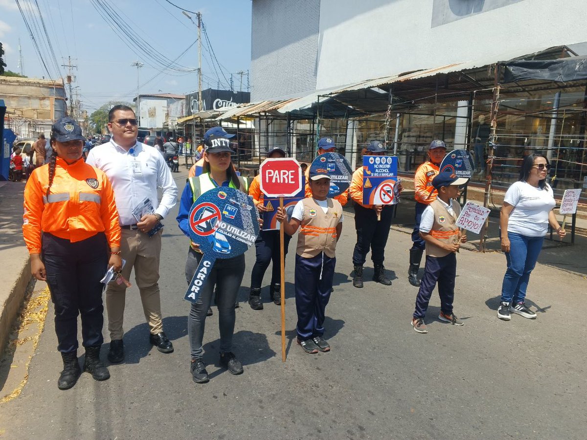 ORCARORAINTT's tweet photo. Prevención | #INTT, oficina Carora y @pnbvzla presentes en la E.B. "Ezequiel Contreras" para acompañar a los patrulleros a la hora de salida y controlar el flujo de tráfico 🚦 en la entrada de la institución. https://t.co/YsORYWScNr