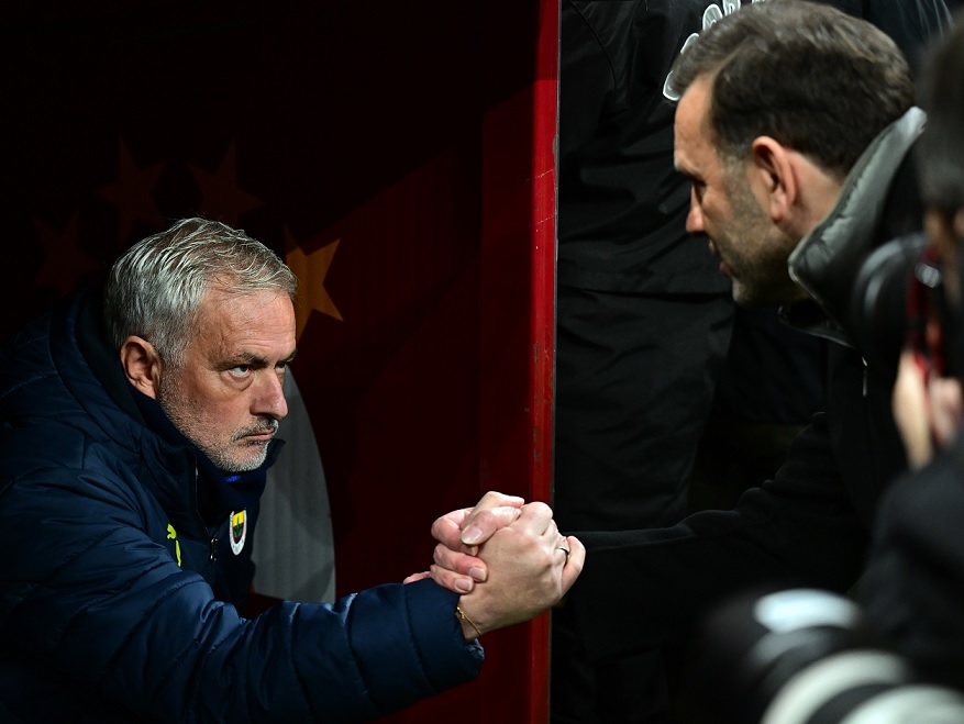 pusholder's tweet image. Okan Buruk: "Biraz uzun sürdü 'The crying one'ın konuşması.. Biliyorsunuz ağlamasıyla meşhur, yine burada uzun uzun ağladı. 

İçeride ağladı, hakem odasına girdi ağladı.. Ağlamaya devam etsin."