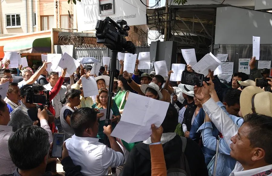 NyctibiusOSINT's tweet photo. 🇧🇴| Seguidores de Evo Morales renuncian masivamente al MAS tras el anuncio de su candidatura presidencial con el partido Frente para la Victoria (FPV). #Bolivia #EvoMorales #MAS https://t.co/z1HhA73BjC