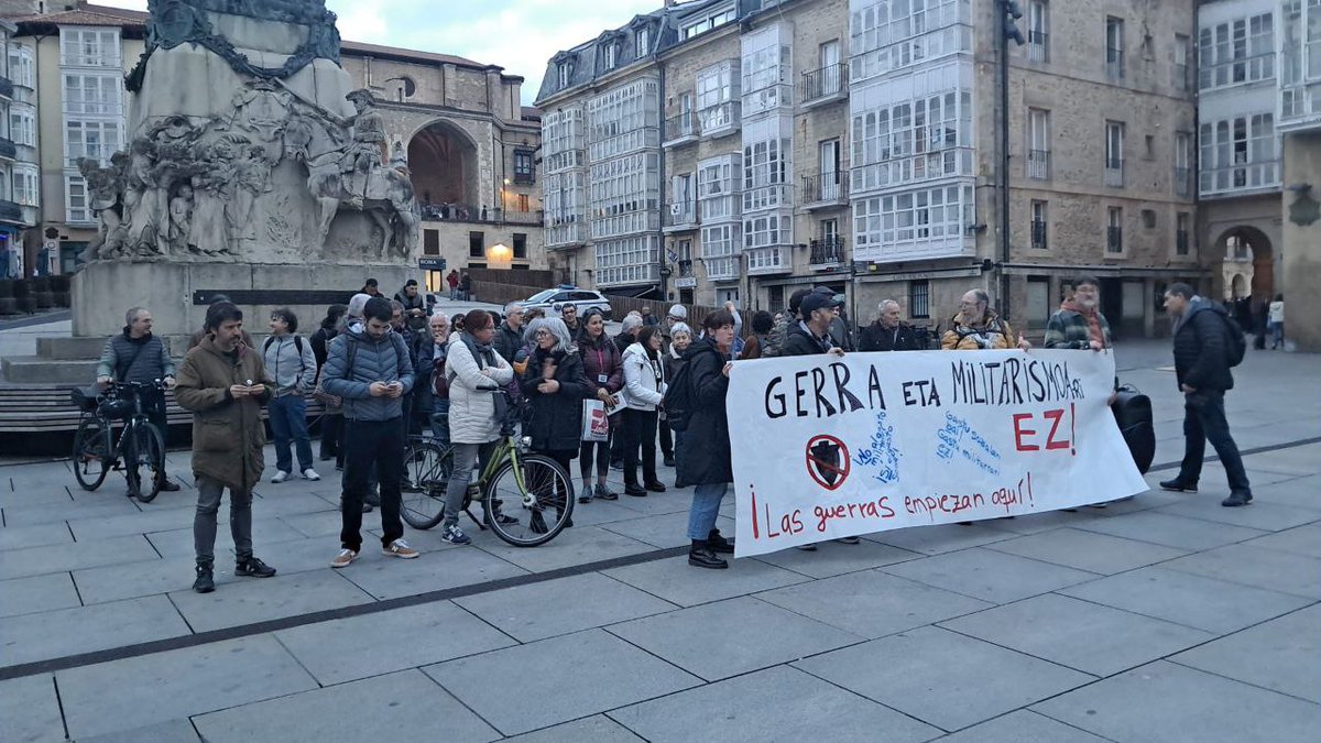 Hego Euskal Herriko lau hiriburuetan mobilizatu gara gaur:

GERRARIK EZ!
GENOZIDIORIK EZ! MILITARISMOARI EZ!