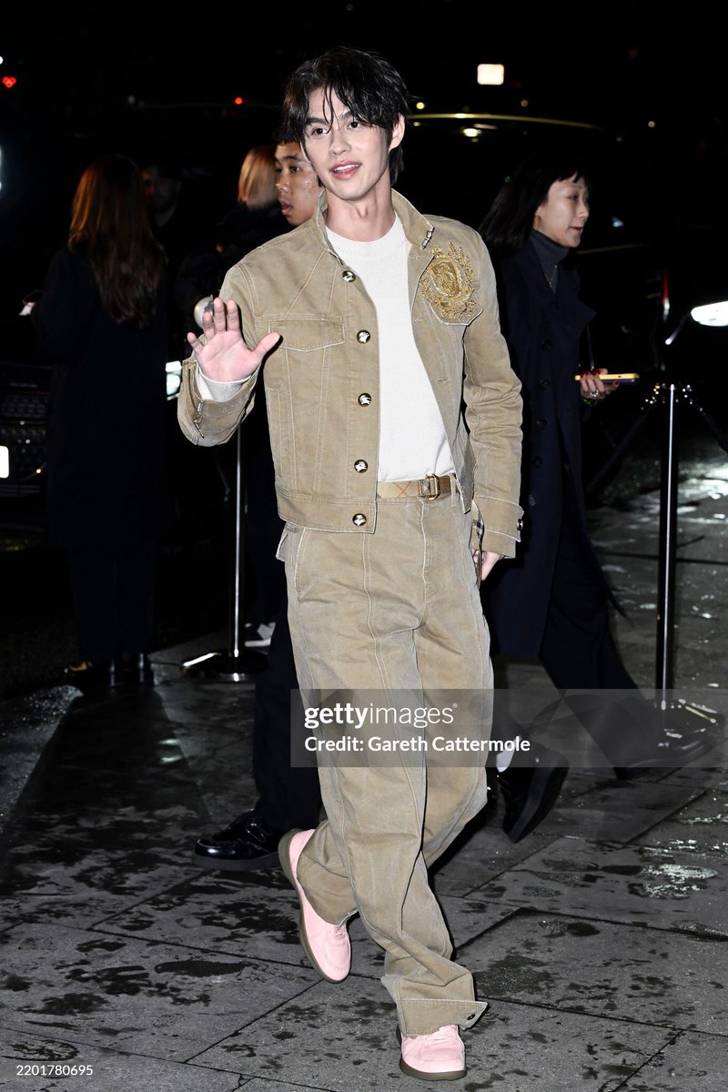ทุกคนนนน รูปจาก getty มาแล้วกรี๊ดดดดดดดดดดดดด หล่อมากกกกกกก น่ารักมากกกกกกกกกก ใจแม่ไม่เหลือแล้ววววววว 🥹✨🥹✨

BRIGHT BURBERRY AT LFW25
#BurberryWinter2025xBright 
#BurberryxBright 
#burberry #bbrightvc 
#LondonFashionWeek
<a href="/Burberry/">Burberry</a> <a href="/bbrightvc/">bright</a>