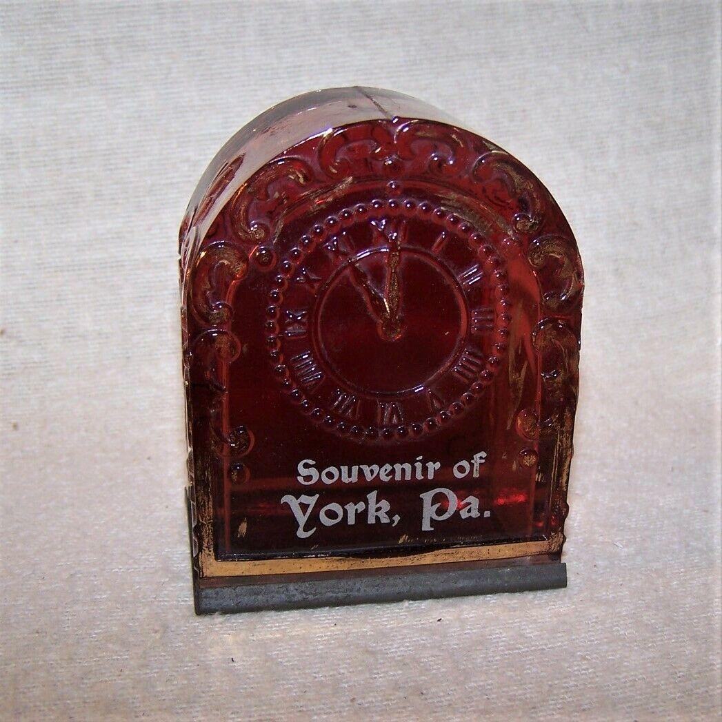 AntiqueTrader's tweet image. 🔍 Ruby Glass Mystery: Flashed or Stained? 🤔 Collectors often debate whether souvenir ruby glass is technically &quot;flashed&quot; or &quot;stained.&quot; Dr. Anthony J. Cavo dives into the colorful controversy—where do you stand? 💬✨ #RubyGlass #GlassCollecting #Antiques

antiquetrader.com/collectibles/s…