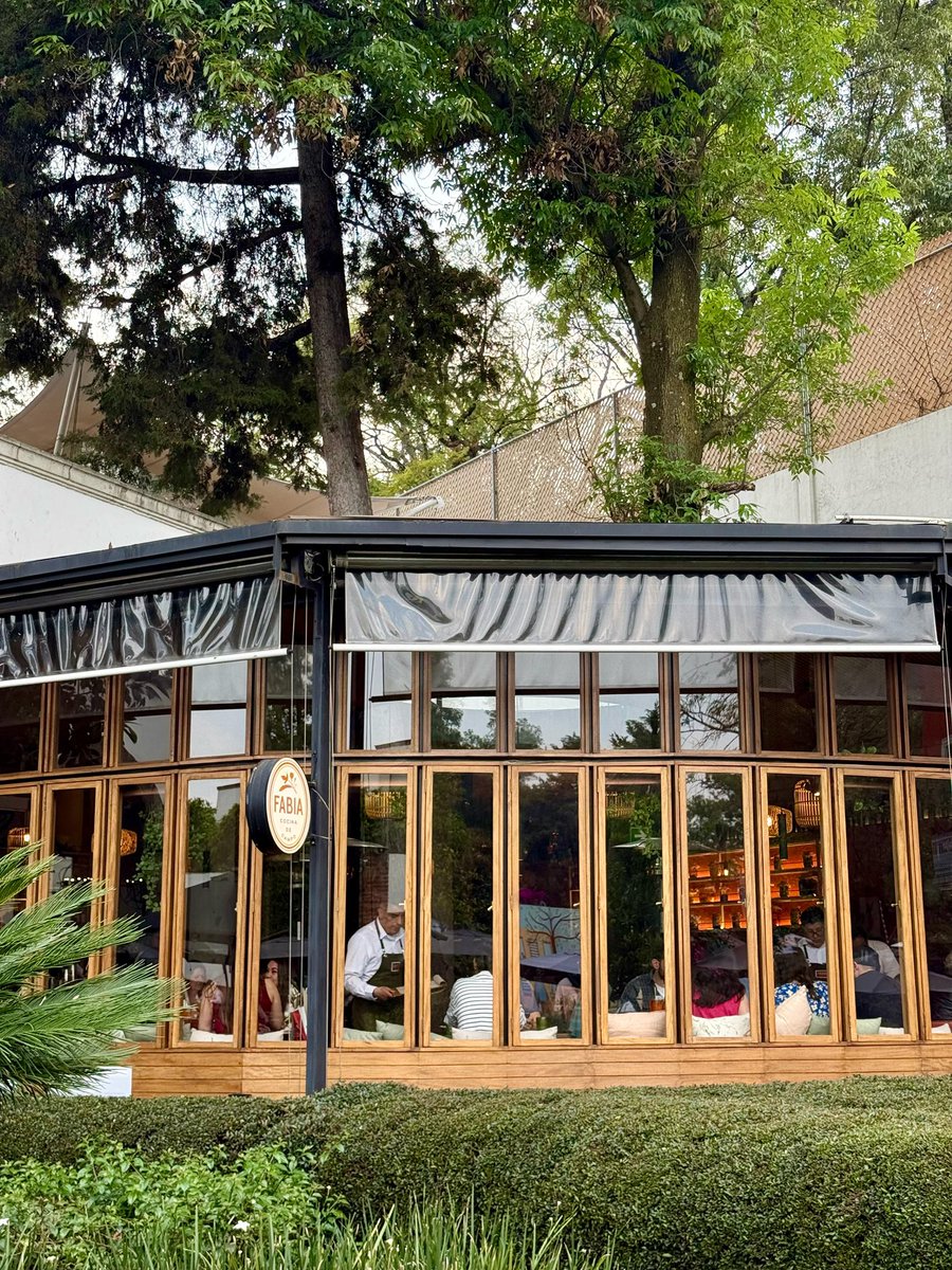 FoodandTravelMX's tweet photo. ¿Nuevos restaurantes? En San Ángel, visita Fabia Cocina de Campo, que recién fue reconocido como Mejor Restaurante Nuevo de México de los #ReaderAwards 2024. Al frente está la chef Nasheli “Cuqui” Martínez, quien une tradición, modernidad y excelentes productos en este concepto. https://t.co/pGyTA31p9q