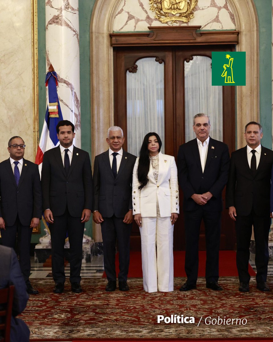 🏛️ | #GobiernoDL | El momento más emotivo del acto fue cuando la procuradora de carrera se fundió en el abrazo con la procuradora saliente, Miriam Germán Brito.

🔗ow.ly/OSeR50V5Fpg

#DiarioLibre #Noticias #YeniBereniceReynoso #Juramentación #LuisAbinader