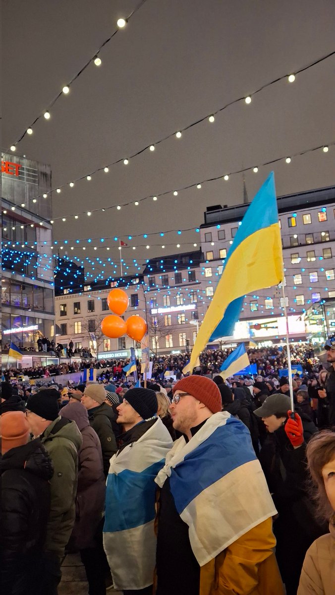 3 года.
Вышла сегодня на площадь.
Насчитала девять наших бело-сине-белых флагов.
(при этом не увидела никого из твиттерских 😕)