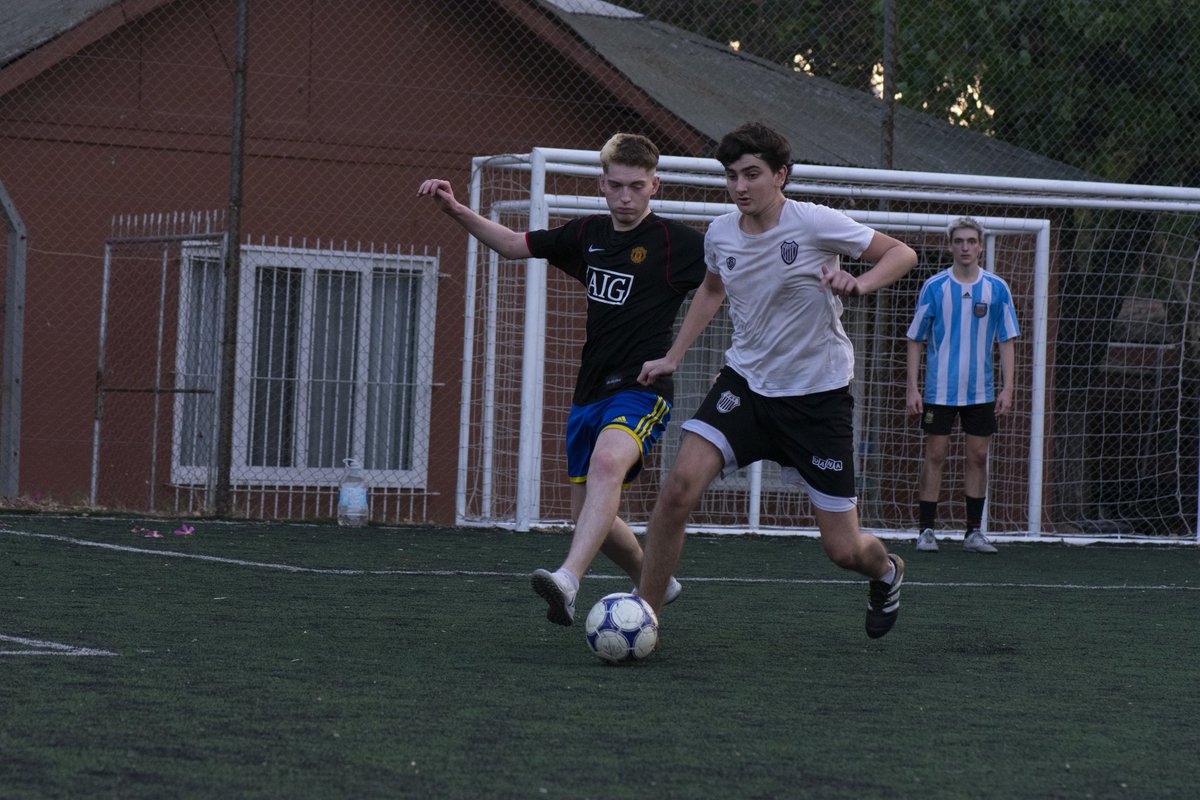 Lagusneta's tweet photo. Abro este espacio para que suban una foto de ustedes jugando al fútbol, en la que parezcan un crack, en la que se sienten jugadores profesionales.

Dejo la mía, saliendo jugando mientras un amigo que quizá conozcan me presiona e intenta recuperar la pelota. https://t.co/2964y2ClDU