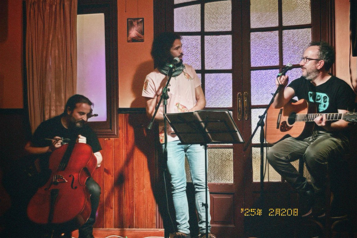 🎶✨ ¡GRACIAS! ✨🎶
El pasado jueves vivimos una noche mágica con Pájaro Aquel y aquí os dejamos una imagen de la velada.❤️Gracias a todas por venir, cantar y compartir esta experiencia única. ¡Nos vemos en la próxima! 🎸🔥

#PájaroAquel #Getafe #ElViolín #MúsicaEnVivo