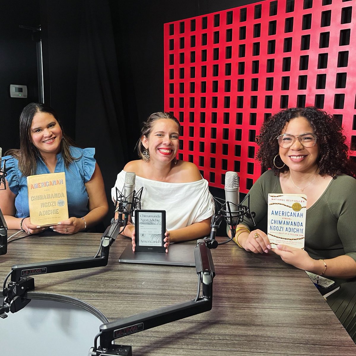 IN-CRE-ÍBLE la invitada de este mes ❤️‍🔥 Y el libro… olvídense, un espectáculo. 

Nos escuchan —¡y ven!— muy pronto en su plataforma de podcasts favorita y en delibroenlibropr.com con Mayra Díaz Torres hablando sobre “Americanah”, de Chimamanda Ngozi Adichie. 📚