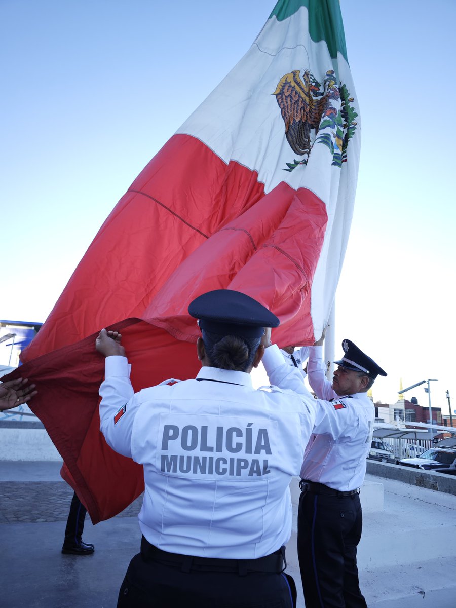 Hoy celebramos nuestro símbolo de identidad y unidad, nuestra bandera mexicana; por ello nuestros elementos de Sistema Plataforma México llevaron a cabo el izamiento de la semana. 🇲🇽 
#DíaDeLaBandera