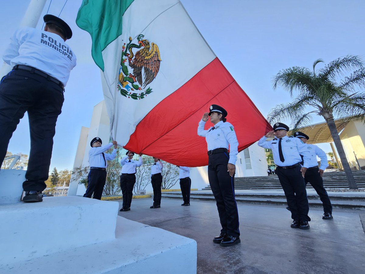 SSPMAgs's tweet photo. Hoy celebramos nuestro símbolo de identidad y unidad, nuestra bandera mexicana; por ello nuestros elementos de Sistema Plataforma México llevaron a cabo el izamiento de la semana. 🇲🇽 
#DíaDeLaBandera https://t.co/70kU0knxNB