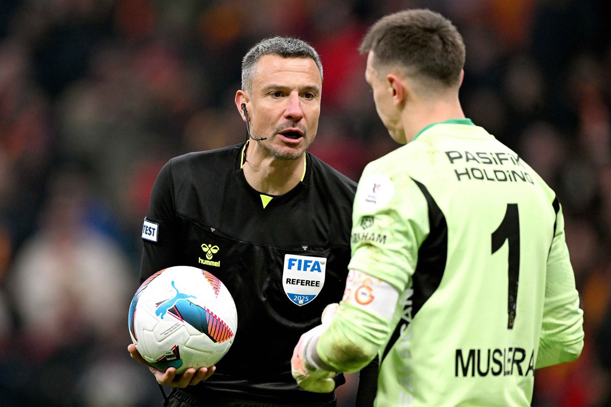 ActuFoot_'s tweet photo. Pour la première fois de l’Histoire en Turquie 🇹🇷, un arbitre étranger a arbitré un match ce soir entre Galatasaray et Fenerbahçe (0-0).

𝗨𝗡𝗘 𝗥𝗘́𝗨𝗦𝗦𝗜𝗧𝗘 𝗣𝗢𝗨𝗥 𝗖𝗘 𝗠𝗔𝗧𝗖𝗛 𝗦𝗢𝗨𝗦 𝗛𝗔𝗨𝗧𝗘 𝗧𝗘𝗡𝗦𝗜𝗢𝗡 ✅

Slavko Vincic 🇸🇮 a reçu les louanges de José Mourinho, coach du Fenerbahçe, d’habitude très critique envers les arbitres turcs.

🇵🇹🗣️ « J'ai dit à l’arbitre : "Merci d'être venu ici et d'avoir arbitré ce grand match."

L'arbitre turc était également présent. Je me suis tourné vers lui et je lui ai dit : "𝗦𝗶 𝘂𝗻 𝗮𝗿𝗯𝗶𝘁𝗿𝗲 𝘁𝘂𝗿𝗰 𝗮𝘃𝗮𝗶𝘁 𝗮𝗿𝗯𝗶𝘁𝗿𝗲́ 𝗰𝗲 𝗺𝗮𝘁𝗰𝗵, 𝗰𝗲𝗹𝗮 𝗮𝘂𝗿𝗮𝗶𝘁 𝗲́𝘁𝗲́ 𝘂𝗻 𝗱𝗲́𝘀𝗮𝘀𝘁𝗿𝗲." » 🤯

🗞️ @Haluk_Yurekli