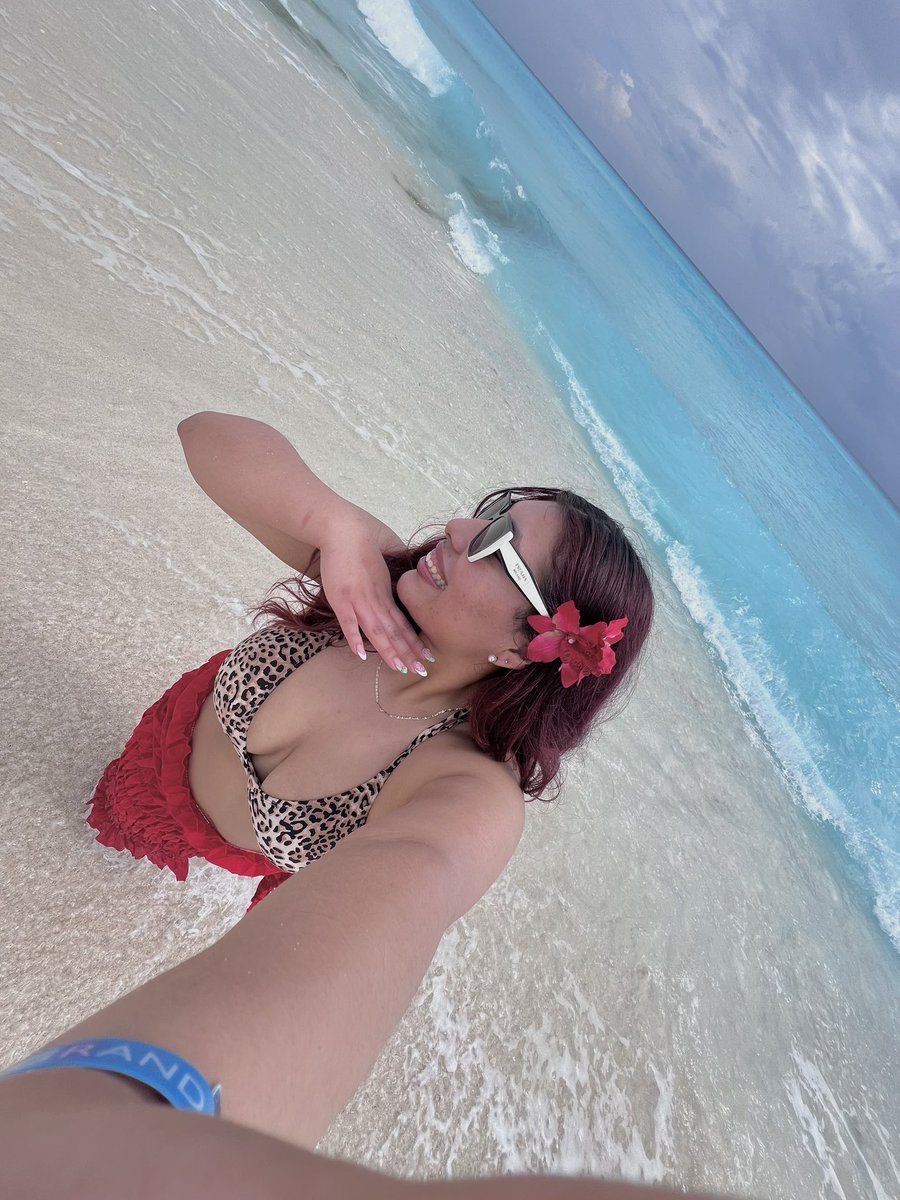 emely_rii's tweet photo. Thriving in 80 degree weather 🏝️🌺 https://t.co/pCqk1dm8MX