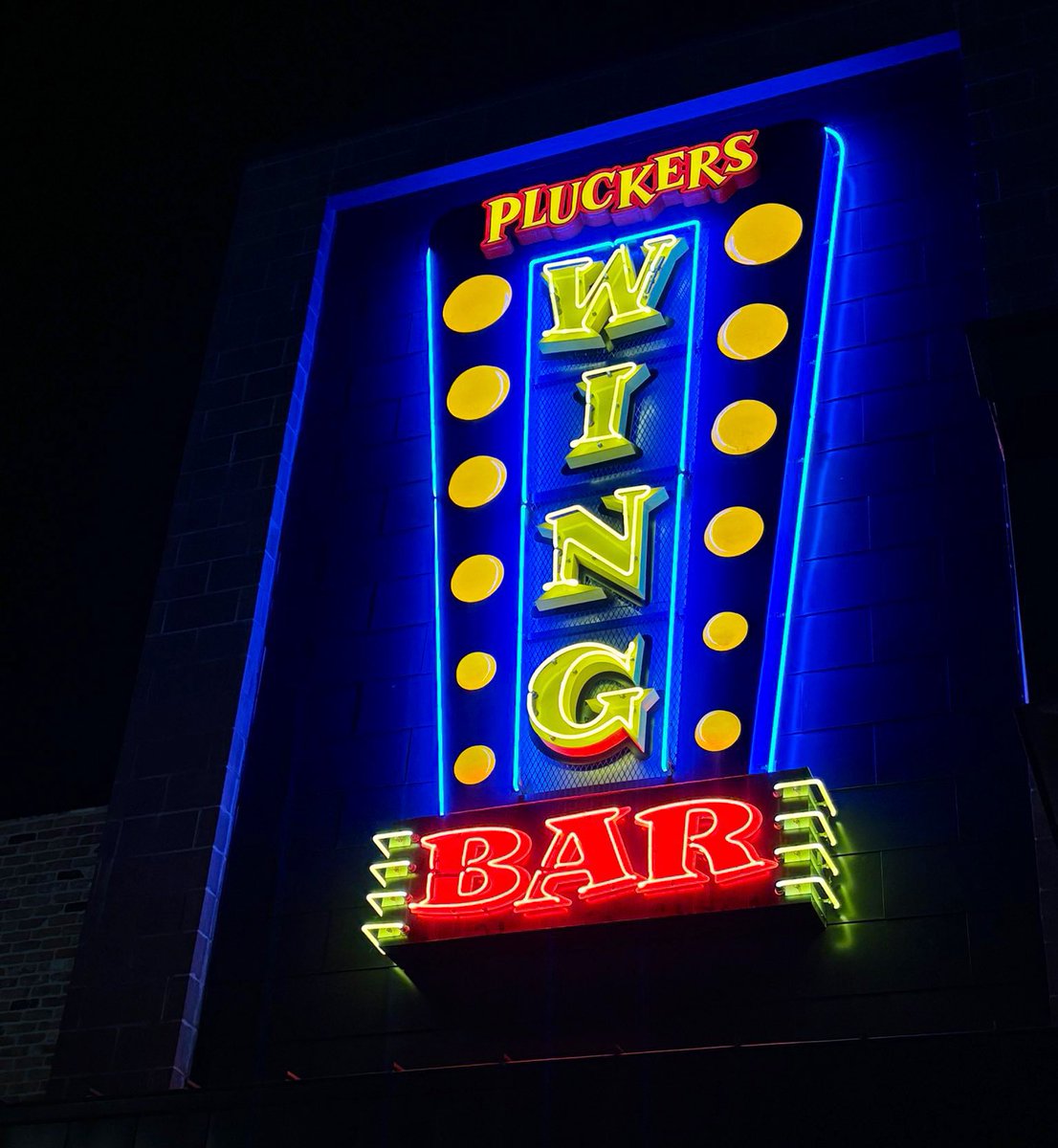 Pluckers Wing Bar tweet media