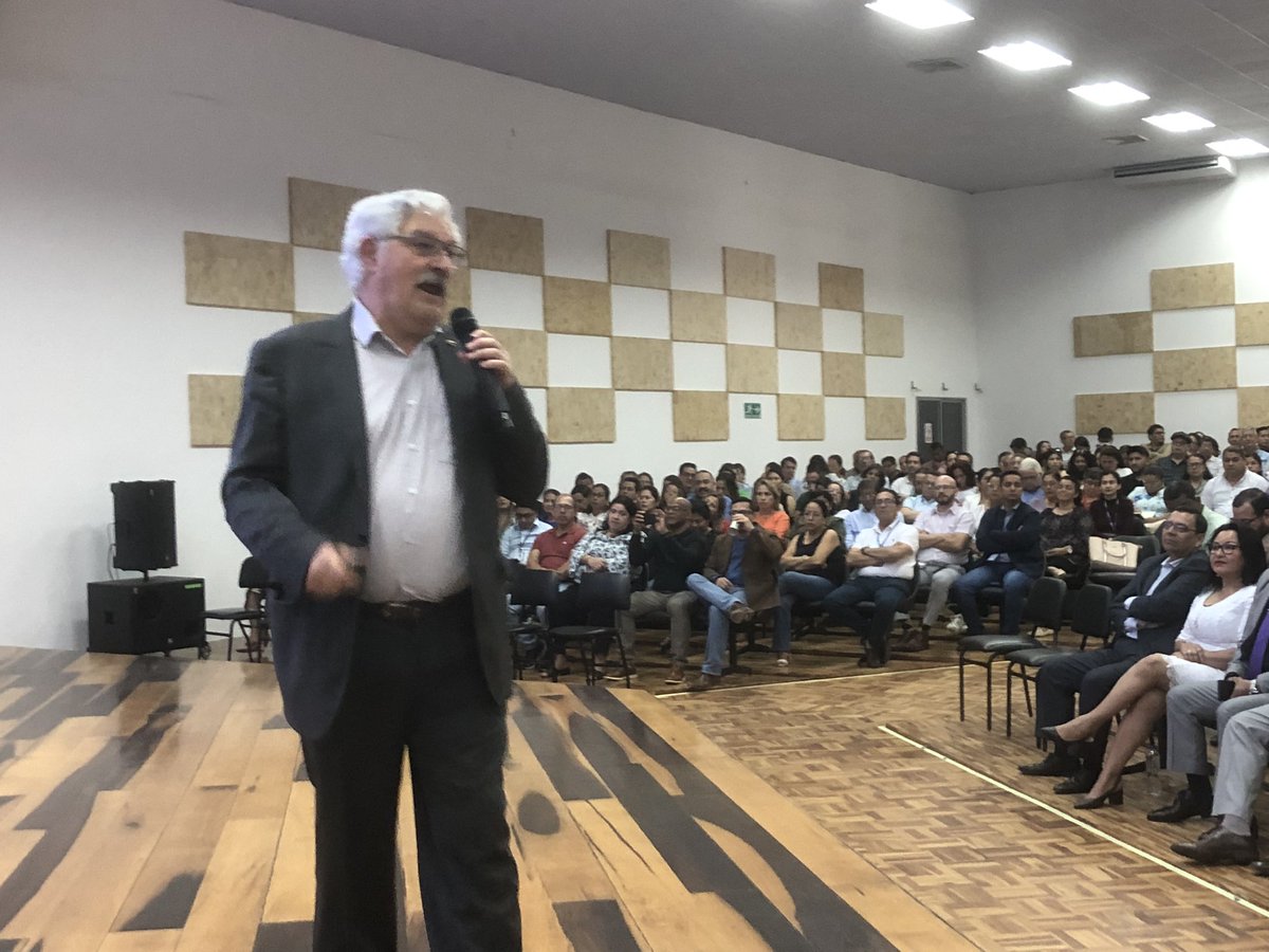 Julián De Zubiría en la #Uleam. En su conferencia magistral insistió que la lectura, escritura y el pensamiento crítico son pilares fundamentales de la educación. El experto estará en la extensión Chone este 25 de febrero

👉Lea los detalles 

uleam.edu.ec/julian-de-zubi…