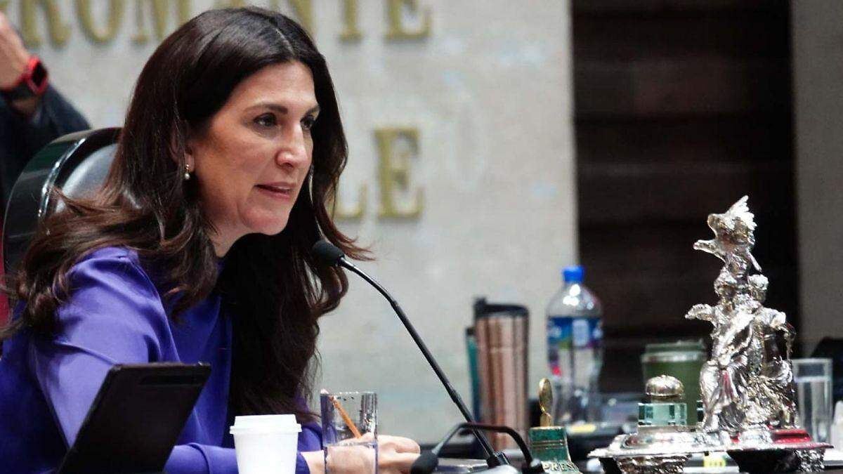 PAN propone cambiar el nombre oficial del país a "México"

Kenia López Rabadán, ha presentado una propuesta de reforma constitucional para modificar el nombre oficial del país, pasando de "Estados Unidos Mexicanos" a simplemente "México".