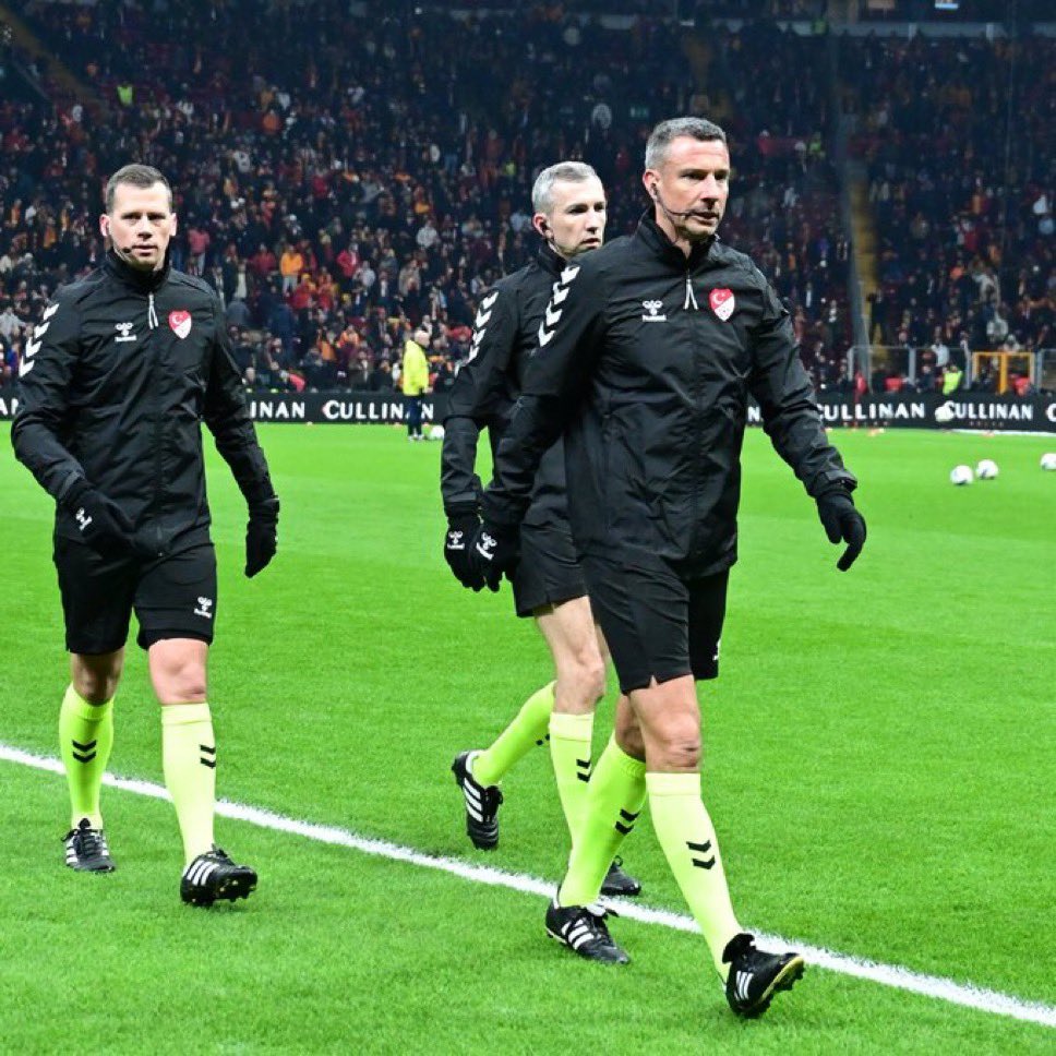 Fenerbahçeli olarak berabere dönüyorken hakemden mutlu ve adil performans sergiledi diyorum avantajlı gözüken önde olan camia hakemi bo*luyo hakemin ne kadar iyi olduğu daha iyi anlatılamazdı #GSvFB #Fenerbahce #Mourinho <a href="/FBahceDenizli/">Fenerbahçe-Denizli</a>