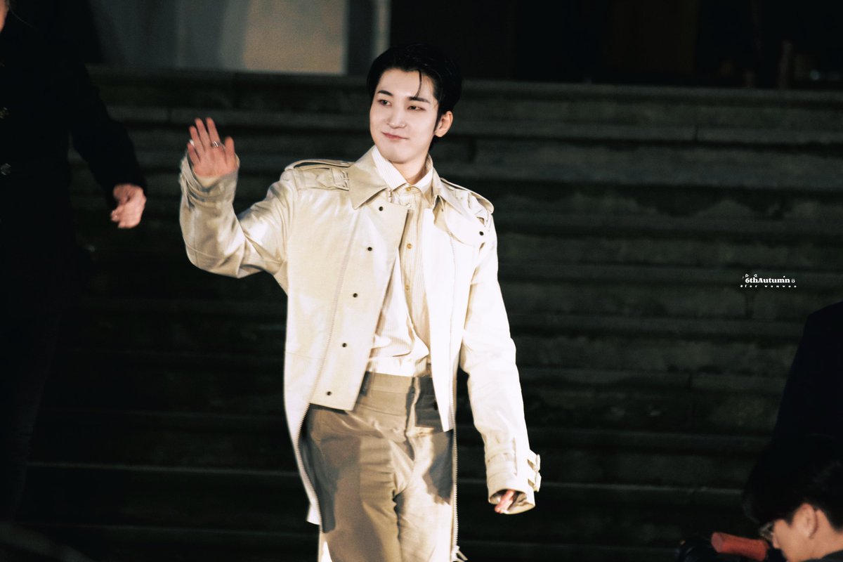 6thAutumnn's tweet photo. 250224 Burberry FW25 퇴근

WONWOO FOR BURBERRY LFW
#WONWOOxBurberryFW25
#LondonFashionWeek #Burberry
@pledis_17 @Burberry 
#원우 #전원우 #WONWOO #ウォヌ
#세븐틴 #SEVENTEEN #全圆佑 https://t.co/rtMpo6L12d