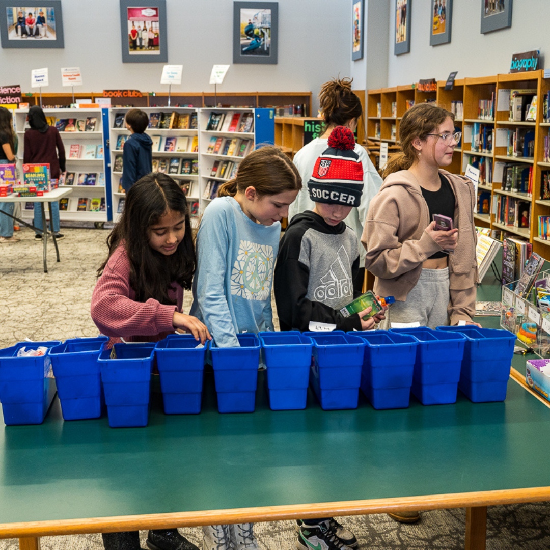 📚 Earlier this month, our 5th-grade class stopped by the Oak Grove Book Fair for a fun-filled visit. From discovering new titles to sharing reading recommendations, everyone had a blast exploring the world of books together. 

#OakGrovePride #OGD68