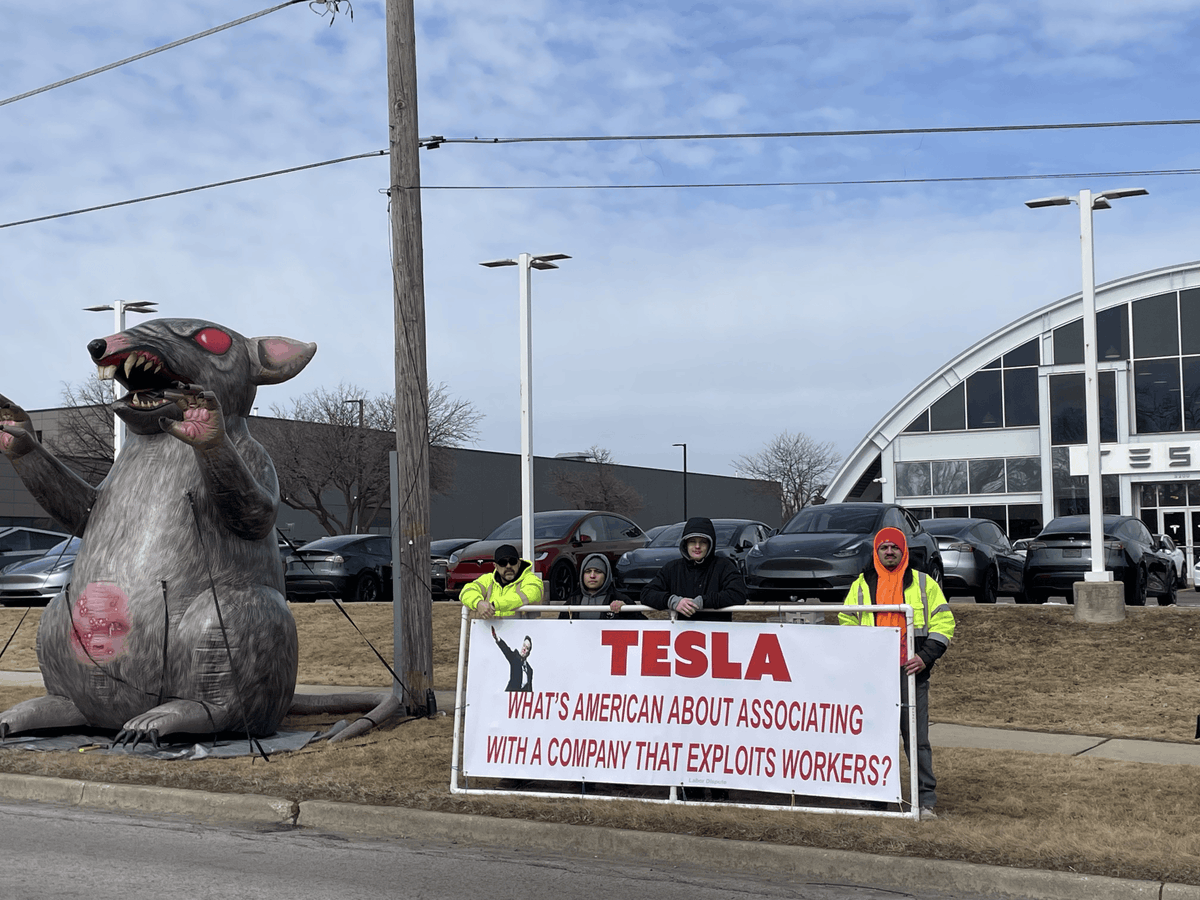 MidAmCarpenters's tweet image. #Local1889 is bannering Tesla at 3200 Ogden Ave in Lisle for exploiting workers.

God forbid the worlds riches man and his trillion-dollar company honor area standards that help working families pay the bills. Shame on Tesla’s corporate greed. Give ‘em hell Brothers! #UnionStrong