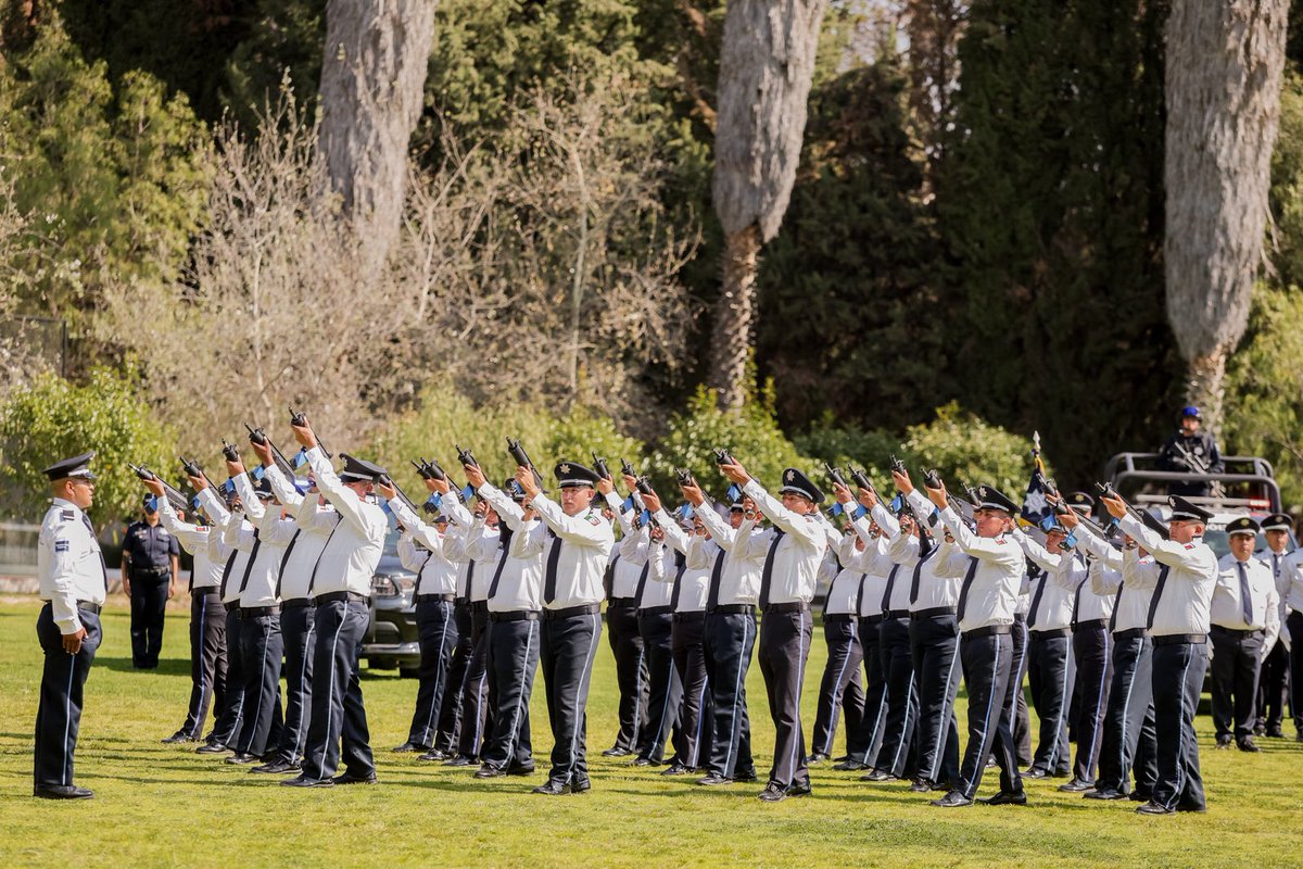 spf_sspc's tweet photo. 🛡️🇲🇽 Nuevos integrantes del #SPF se suman para proteger las instituciones y contribuir a la estabilidad del país. Son 152 cadetes que representan el esfuerzo y la dedicación de quienes velan por la paz en México. #ProtectoresDeLaNacion #OrgulloSPF #GraduaciónSPF https://t.co/BRuyxvN1vz