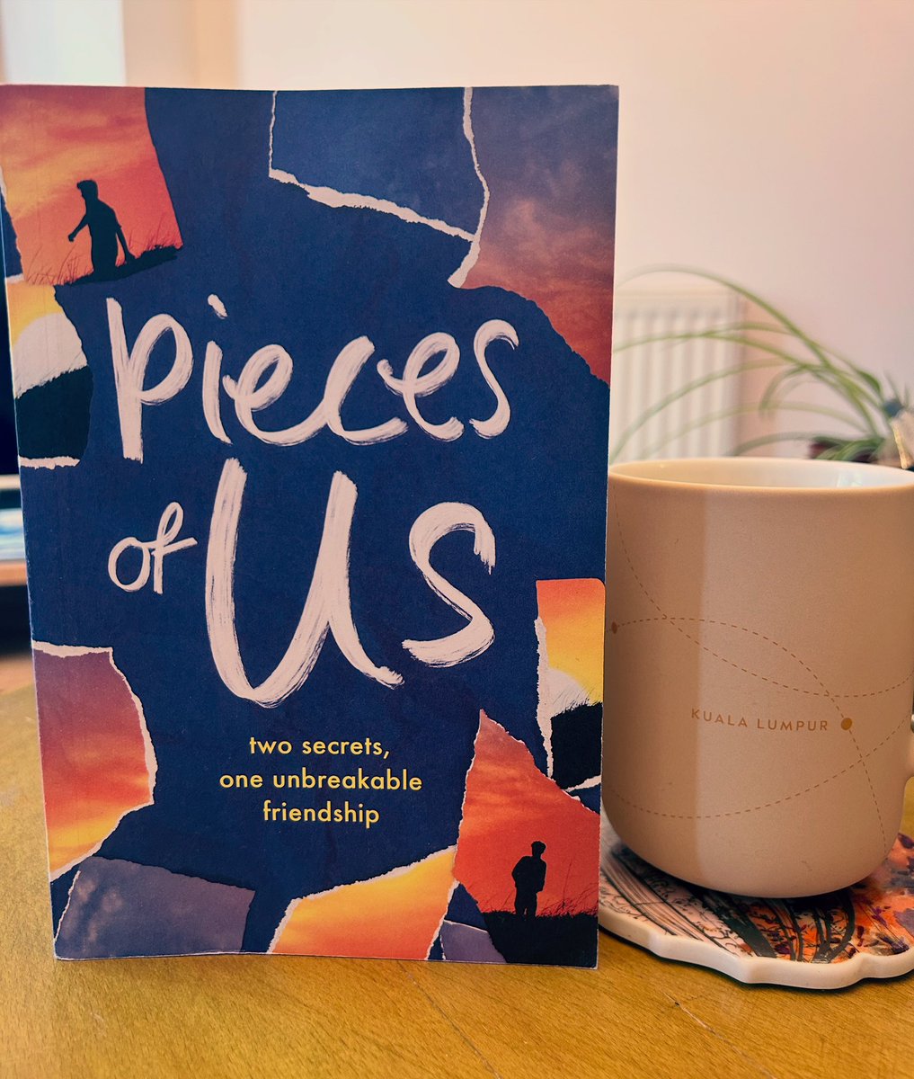 ACascadeofBooks's tweet photo. If you’re looking for a contemporary YA to sob your heart out to, I have just the book!

Pieces of Us by Stewart Foster is based on the author’s own experiences as a young man, and deals with some difficult topics including grief, death and eating disorders.
Thanks @SimonBooks https://t.co/rHVWVICOAs